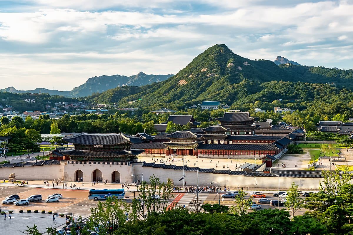 Gyeongbokgung Palace and the mountains of Seoul